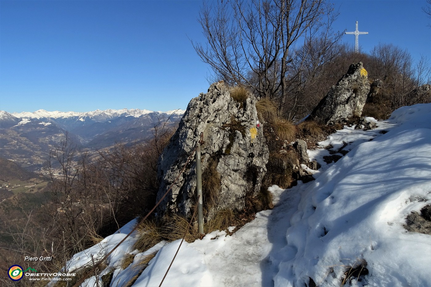 41 Ghiaccio sul fondo del sentiero, calzo i ramponcini.JPG